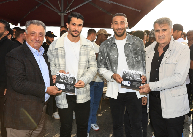 Beşiktaş Başkanı Ahmet Nur Çebi futbol takımıyla buluştu