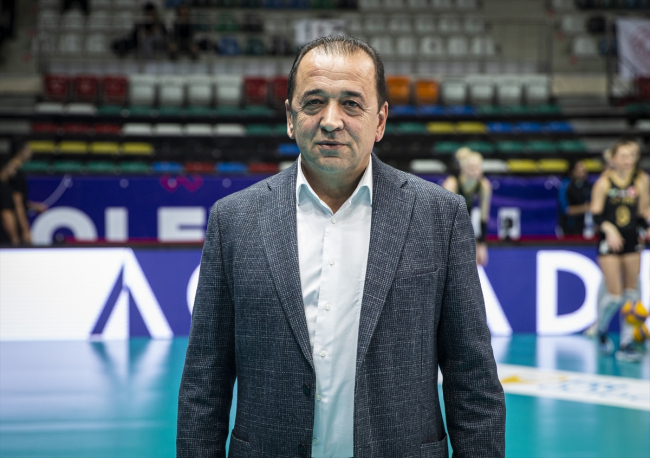 Fotoğraf: AA / PTT Kadın Voleybol Takımı Başantrenörü Mehmet Bedestenlioğlu