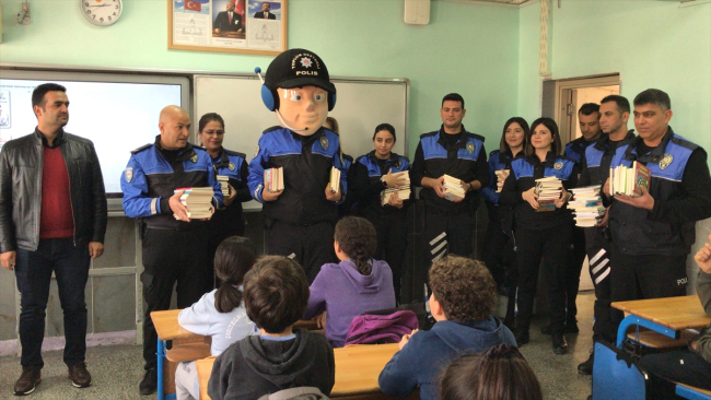 Adana'da polis, öğrencilerle voleybol oynadı ve kitap okudu