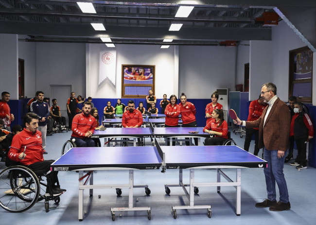 Bakan Kasapoğlu bedensel engelli masa tenisçilerle bir araya geldi