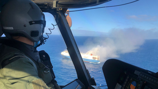 Atlas Okyanusu'nda 13 gündür sürüklenen lüks araç yüklü dev gemi battı