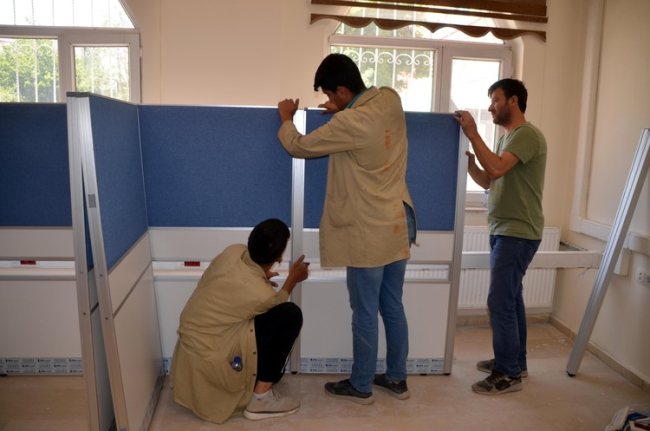 Muş'ta okullara mobilya üreten teknik lise 7 ayda yaklaşık 2 milyon lira ciro yaptı
