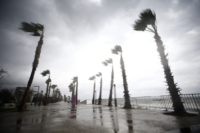 Antalya'da yağış ve fırtına etkisini sürdürüyor