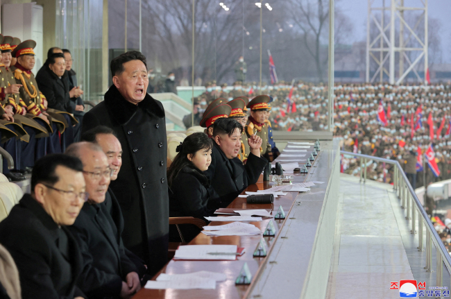 Kuzey Kore lideri Kim, babasının doğum günü kutlamaları kapsamındaki futbol maçını kızıyla izledi