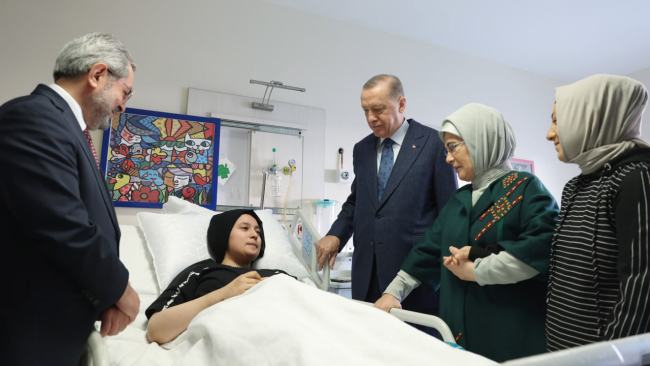 Erdoğan, Ankara'da tedavi gören depremzedeleri ziyaret etti