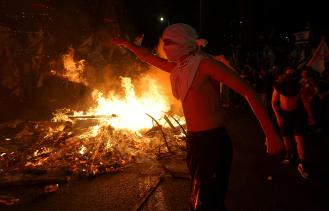 Yargı reformunu protesto etmek için binlerce insan sokaklara döküldü. Fotoğraf: Reuters