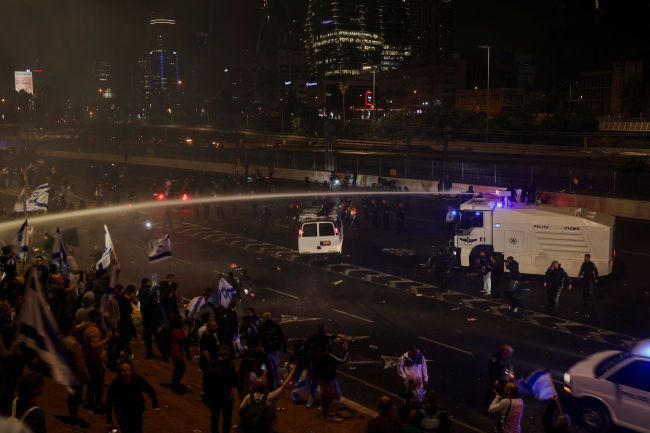 Yargı reformunu protesto etmek için binlerce insan sokaklara döküldü. Fotoğraf: Reuters