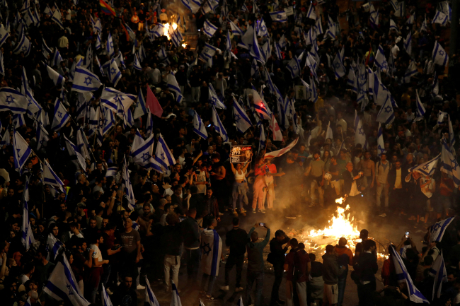 Yargı reformunu protesto etmek için binlerce insan sokaklara döküldü. Fotoğraf: Reuters
