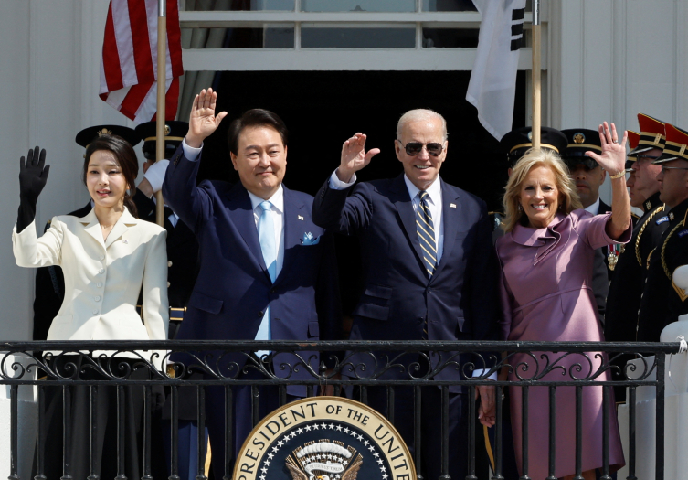 Biden, Güney Kore Devlet Başkanı Yoon'u resmi törenle karşıladı