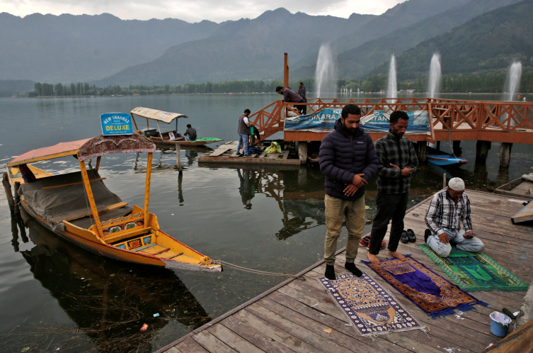Keşmirli Müslümanlar Dal Gölü kıyısında namaz kılıyor. Srinagar, Cammu Keşmir | Fotoğraf: Reuters 