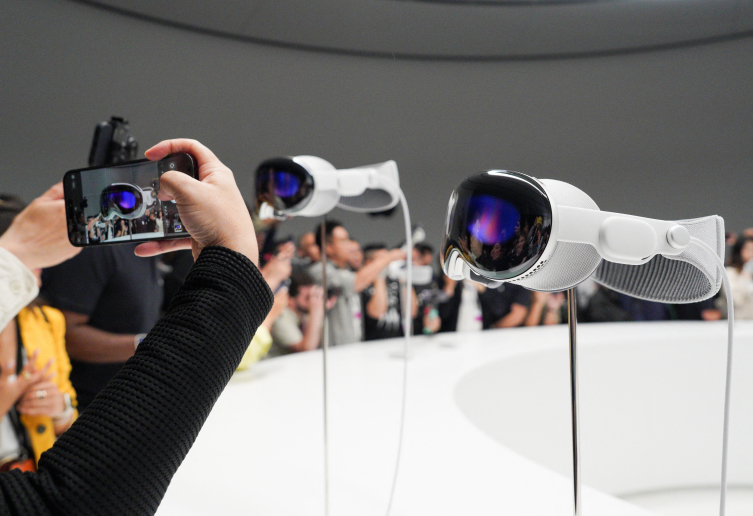 Apple, "Vision Pro" başlığını tanıttı