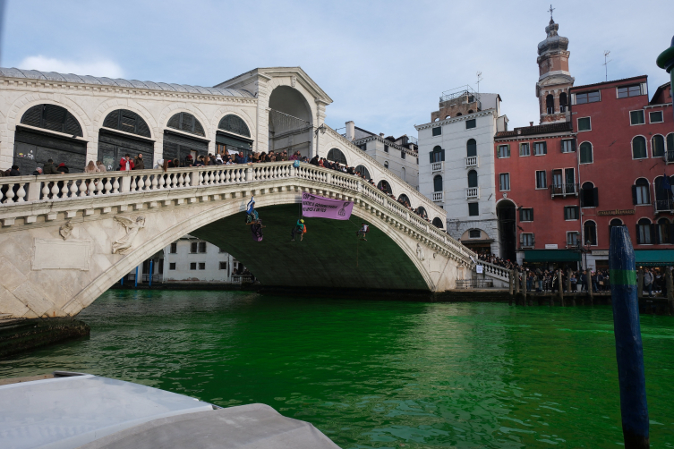 İklim aktivistleri Venedik'teki 'Büyük Kanal'ı yeşile boyadı