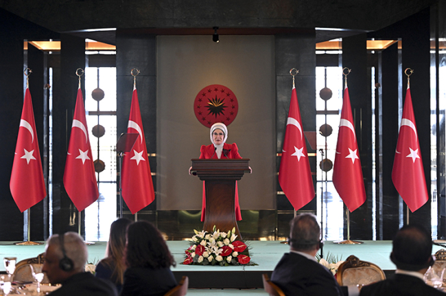 Emine Erdoğan: Yaşadığımız her bir kriz, insanlığı tek yürek olmaya daha çok çağırıyor