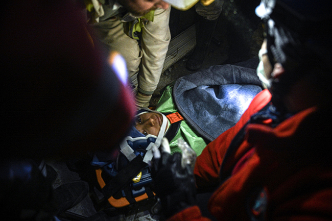 Madenciler enkazın 8 metre derinliğine inerek genç kızı kurtardı