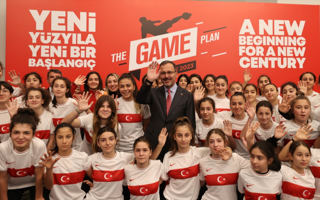 Bakan Kasapoğlu: Türk futbolu oyun tarzını inşa etmeliyiz