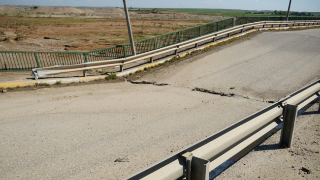 Yoğun yağış nedeniyle Irak'ın en uzun köprüsünün bir kısmı çöktü