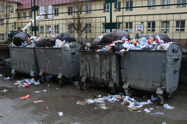 Kosova'da temizlik işçileri grevde: Sokaklar çöp yığınlarıyla doldu
