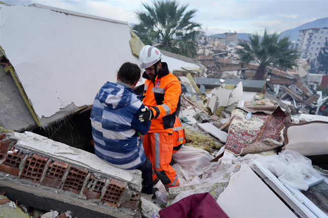 Avrupa'dan gelen ekipler arama kurtarma faaliyetlerine devam ediyor