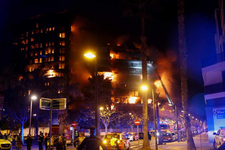 İspanya'da 14 katlı apartman yandı