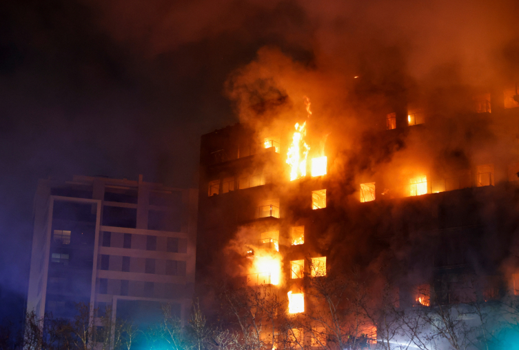 İspanya'da 14 katlı apartman yandı