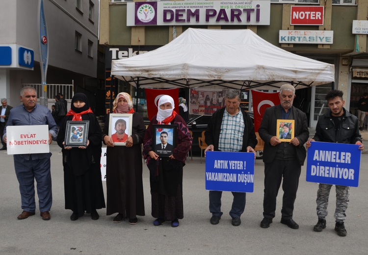 Muşlu aileler DEM Parti önündeki eylemlerini sürdürüyor