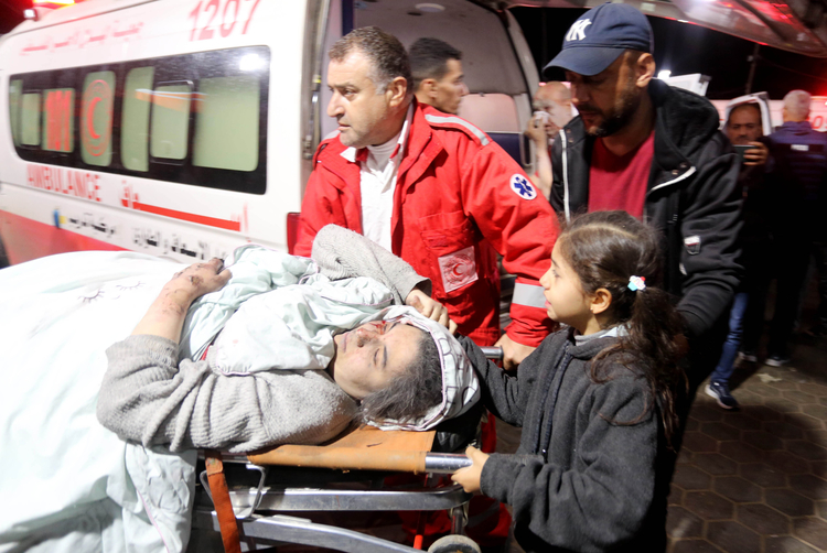Filistinli kız çocuğu İsrail saldırısında yaralanan annesinin elini bırakmadı