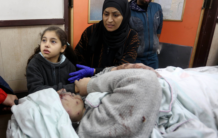 Filistinli kız çocuğu İsrail saldırısında yaralanan annesinin elini bırakmadı
