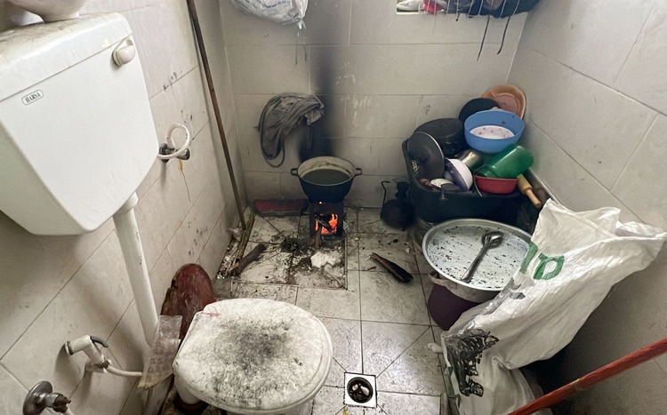 Gazze'de bir hastaneye sığınan aile, yer olmadığı için yemeklerini banyoda pişiriyor