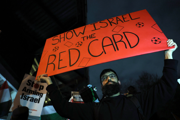 Binlerce kişi katil İsrail’in futboldan men edilmesi için İngiltere’de toplandı