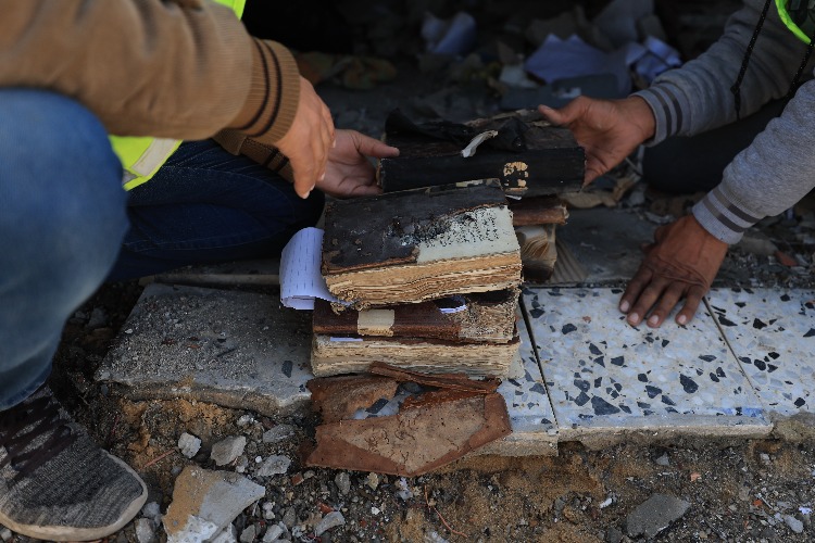Gazze'de İsrail'in yok etmeye çalıştığı tarih, enkazların altından elle çıkarılıyor