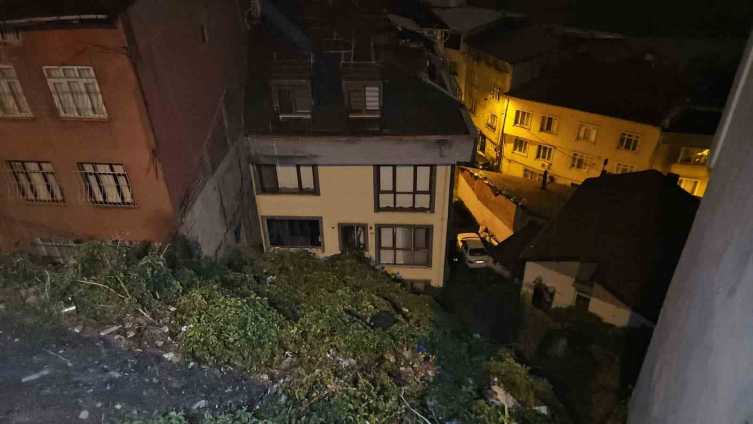 İstanbul'da sağanak etkili oldu: Toprak kaydı, yollar göle döndü