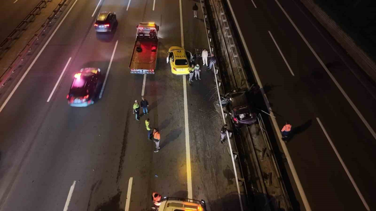 Kağıthane'de otomobil ile taksi çarpıştı: 1 ölü, 2 yaralı