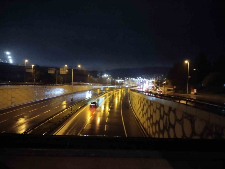 İstanbul'u sağanak vurdu: Yollar göle döndü, araçlar suya gömüldü