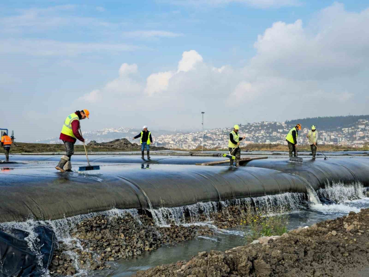 İzmit Körfezi’nden 2,4 milyon metreküp çamur çıkarıldı