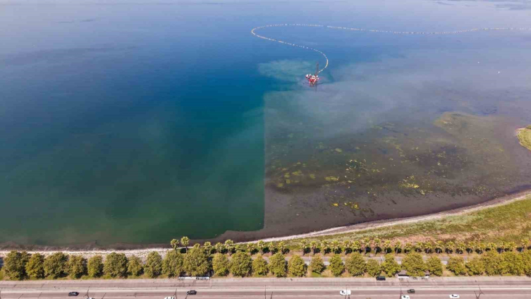 İzmit Körfezi’nden 2,4 milyon metreküp çamur çıkarıldı