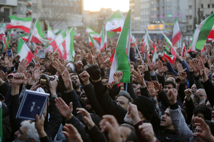 İran'da Hamaney'in ölümünün duyurulmasının ardından binlerce insan sokaklara çıktı. Fotoğraf: AA