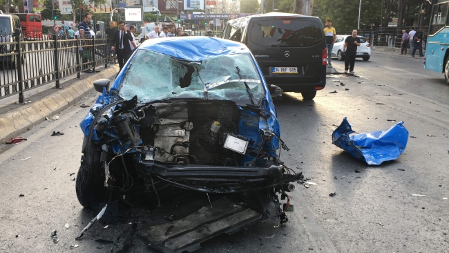 Takla atan otomobilin motoru yola fırladı