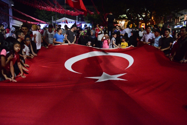 Milyonlar şehitler için meydanlara indi