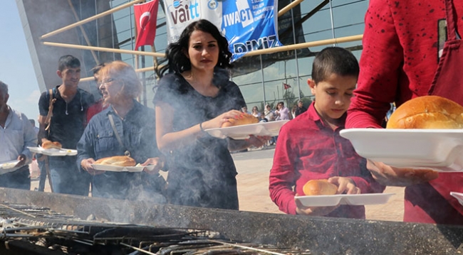 Van'daki festivalde bir ton inci kefali dağıtıldı
