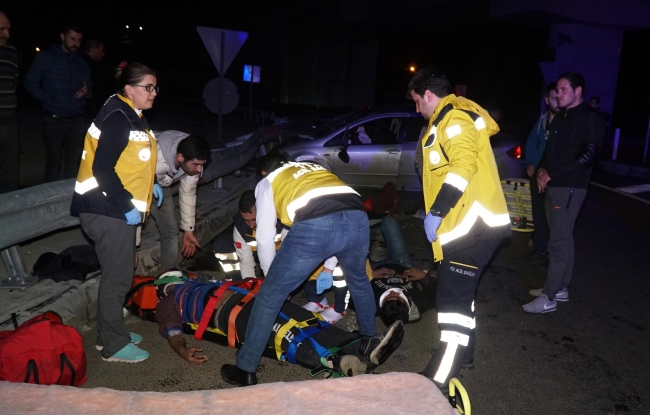 Göçmenleri taşıyan otomobil bariyerlere çarptı: 8 yaralı