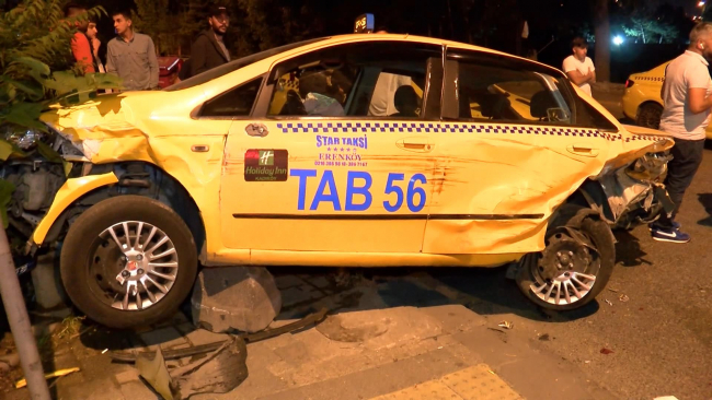 Sancaktepe'de 5 otomobil birbirine girdi: 2 yaralı