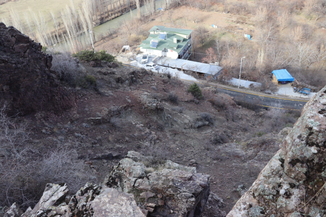 Göle'de depremin kopardığı kaya korkutuyor