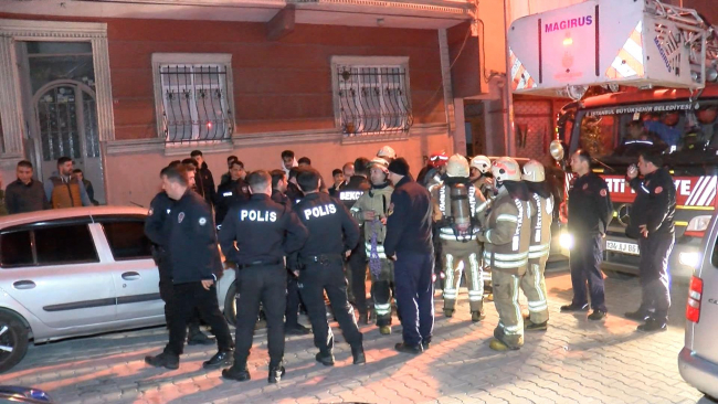 Sultangazi'de 5 katlı binada yangın çıktı, 2 kişi dumandan etkilendi