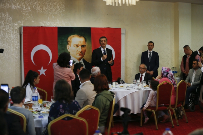 Bakan Selçuk, engelli öğretmen ve öğrencilerle iftarda buluştu