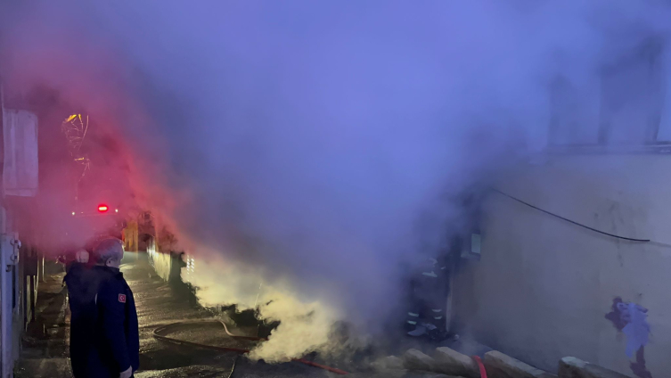 Bursa'da 4 katlı binada yangın