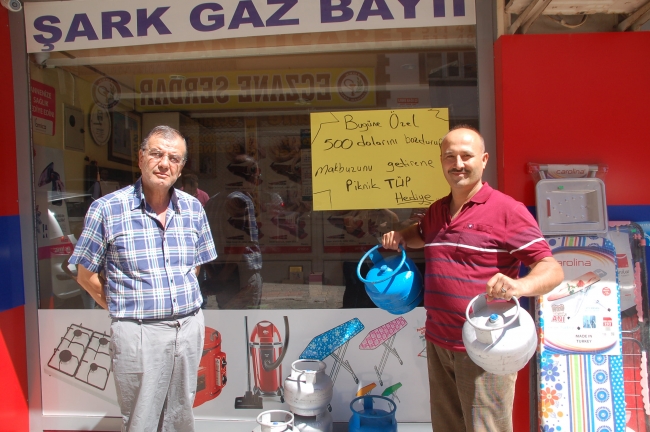 Esnaf ve vatandaşlardan Türk lirasına destek