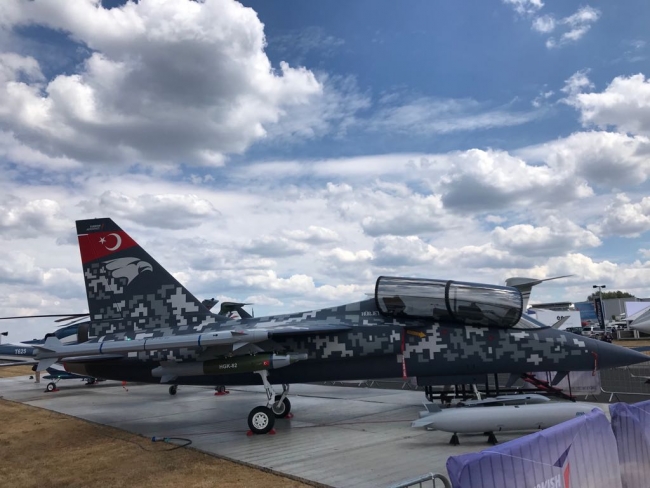 Türkiye'nin milli savaş uçağı Hürjet Londra'da sergilendi