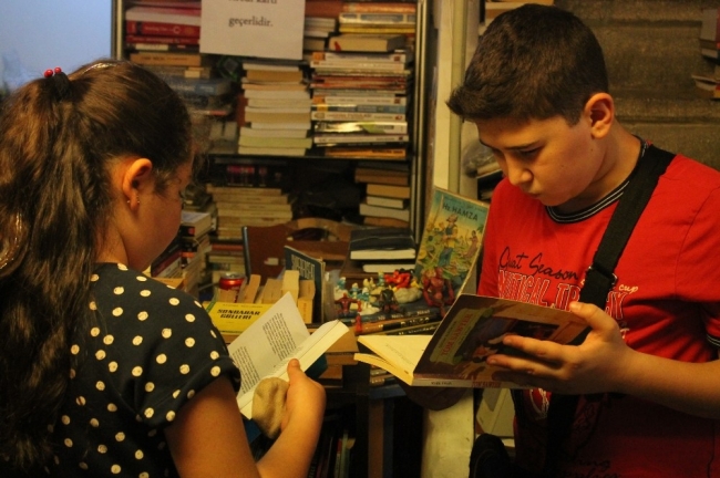 Çöpten topladığı kitapları çocuklara ücretsiz dağıtıyor