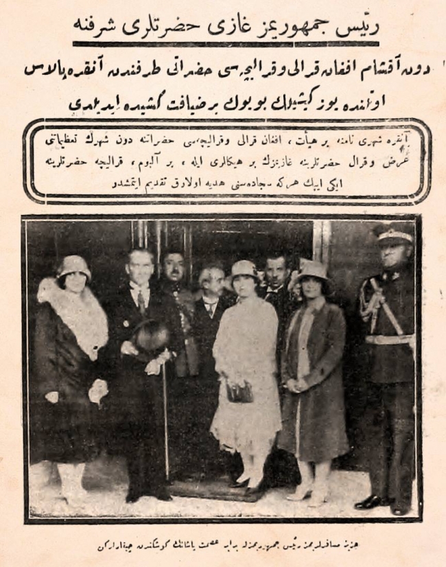  23 Mayıs 1928 tarihli Vakit gazetesi. Fotoğrafın altındaki Osmanlıca yazı: Aziz misafirlerimiz Reisicumhurumuz ile beraber İsmet Paşa’nın köşkünden çıkarlarken.