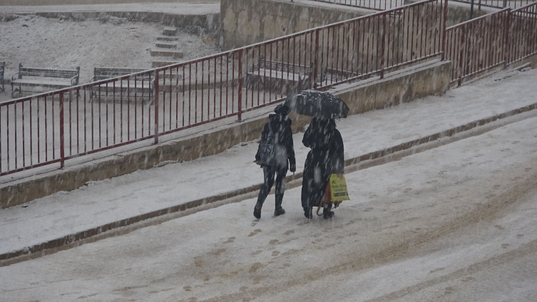Yüksekova'da kar kalınlığı 30 santimetreye ulaştı